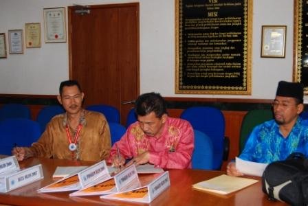 Panel Hakim Encik Mohd Nasir Ibrahim(tengah)an Encik Zainuddin Kasman (kanan) bersama Encik Zaironi Busri 